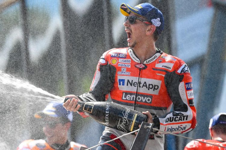 Jorge Lorenzo merayakan kemenangannya pada balapan MotoGP Austria di Red Bull Ring, Austria, Minggu (12/8/2018).
