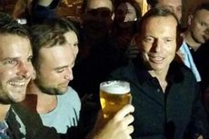 Aksi Minum Bir PM Tony Abbott Picu Perdebatan di Media Sosial