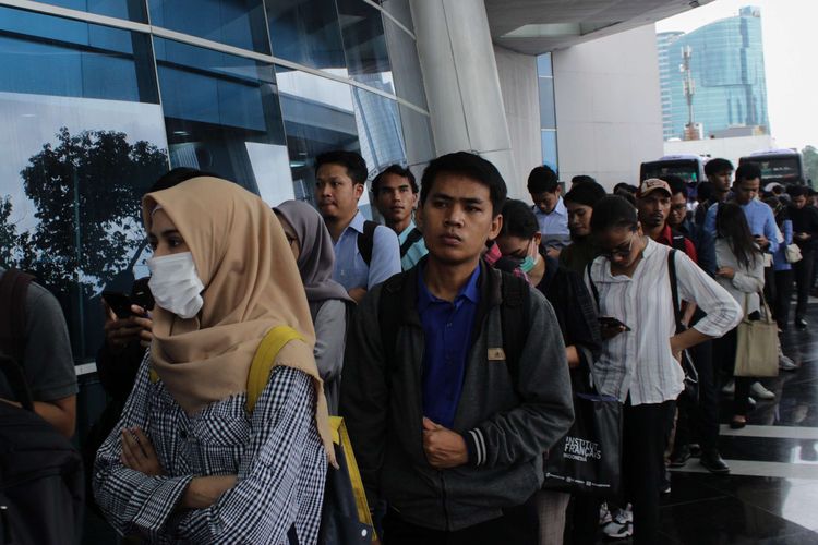 Para pencari kerja mengantre saat mengikuti Mega Career Expo 2020 di Smesco Indonesia, Pancoran, Jakarta Selatan, Rabu (26/2/2020). Terdapat 80 perusahaan nasional dan multinasional yang menyediakan lowongan bagi para pencari kerja.