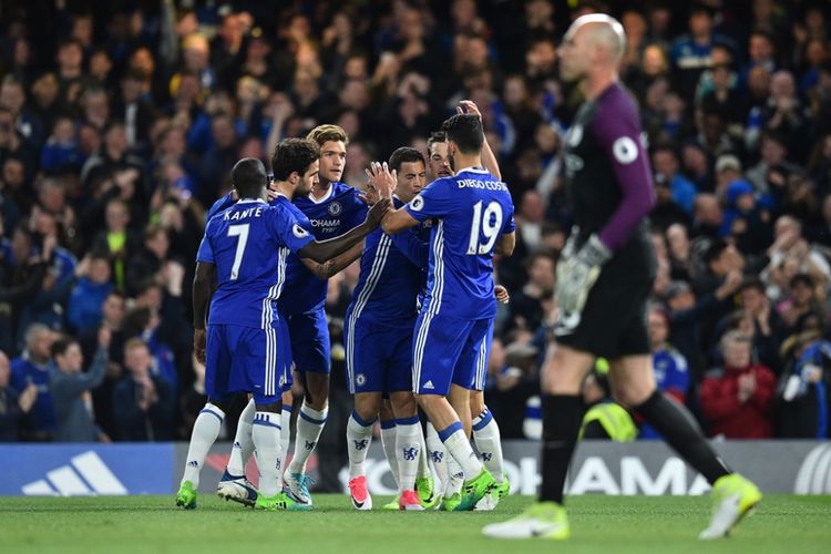 Para pemain Chelsea merayakan gol Eden Hazard ke gawang Manchester City pada partai lanjutan Premier League - kasta teratas Liga Inggris - di Stadion Stamford Bridge, Rabu (5/4/2017).
