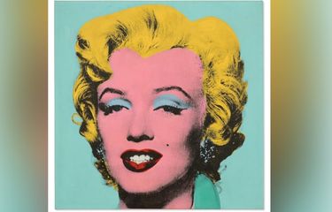 Lukisan ikonik Andy Warhol yang memperlihatkan potret Marilyn Monroe  menorehkan rekor sebagai karya seni abad ke-20 paling mahal. Lukisan Shot Sage Blue Marilyn berukuran 258 centimeter persegi itu dibuat oleh sang seniman pada tahun 1960-an.