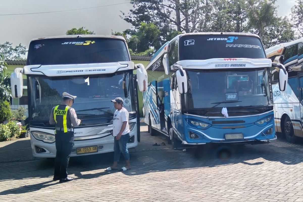 Polisi mengecek tiga bus pariwisata tak laik jalan yang mengangkut rombongan pelajar SMK dari Bali di salah satu rest area, Kota Batu, Jawa Timur pada Kamis (9/1/2024). 