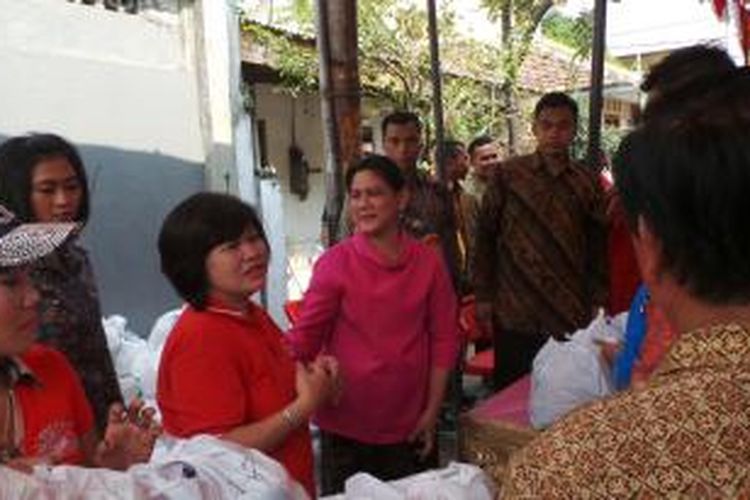 Ibu negara Iriana Widodo saat membagikan sembako kepada warga Tanah Tinggi, Jakarta, Sabtu (29/8/2015). 