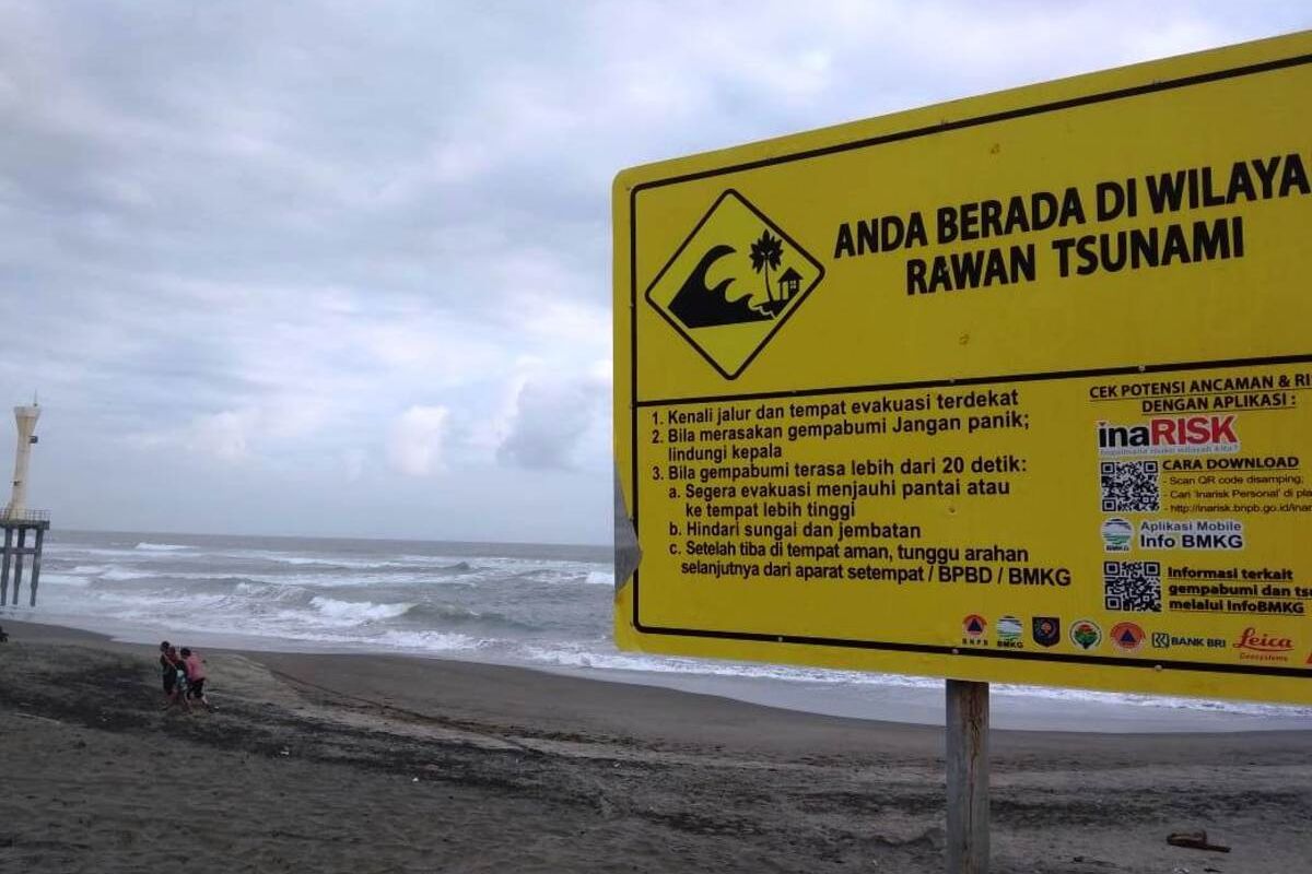 Papan peringatan ancaman bencana tsunami yang dipasang di pesisir pantai selatan Cianjur, Jawa Barat.