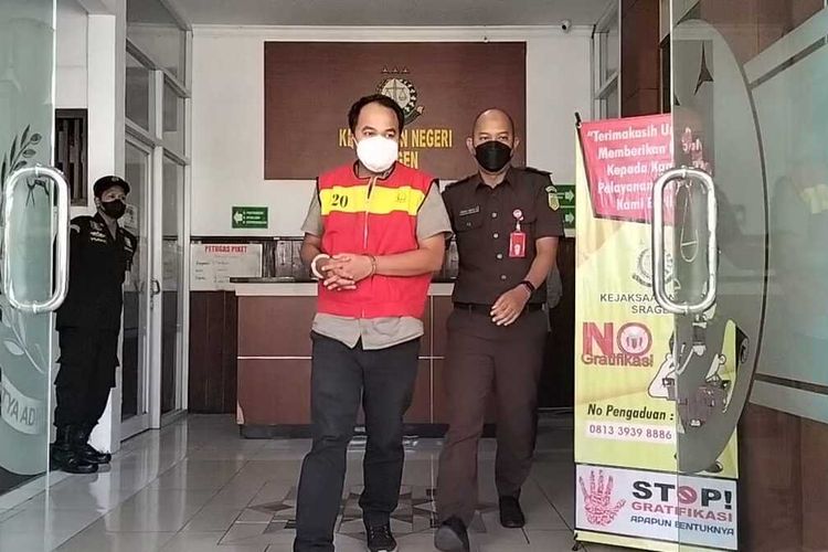Kejaksaan Negeri (Kejari) Kabupaten Sragen, Jawa Tengah, melakukan penahanan mantan junior manager Perhutani Kesatuan Pemangkuan Hutan (KPH) Solo, berinisial YCA (40), pada Kamis (25/8/2022).