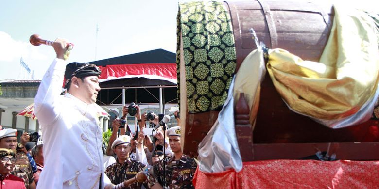 Wali Kota Semarang Hendrar Prihadi memukul bedug dimulainya tradisi dugderan, Kamis (25/5/2017). 