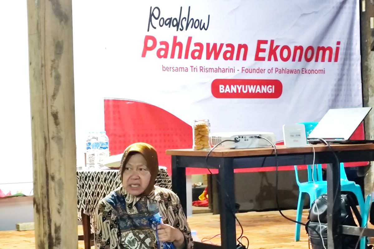 Calon Gubernur (Cagub) Jawa Timur (Jatim) nomor urut tiga, Tri Rismaharini saat bertemu dengan pelaku UMKM di Kabupaten Banyuwangi pada Kamis (24/10/2024).