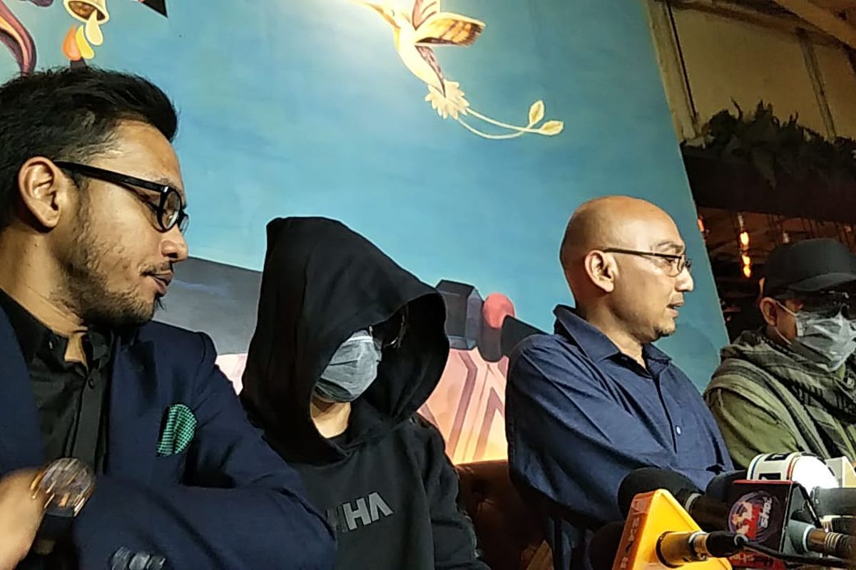 Atta Halilintar palsu (pakai jaket hitam) yang dihadirkan untuk melakukan prank terhadap wartawan dalam jumpa pers di Senayan City, Senayan, Jakarta Pusat, Kamis (26/9/2019).