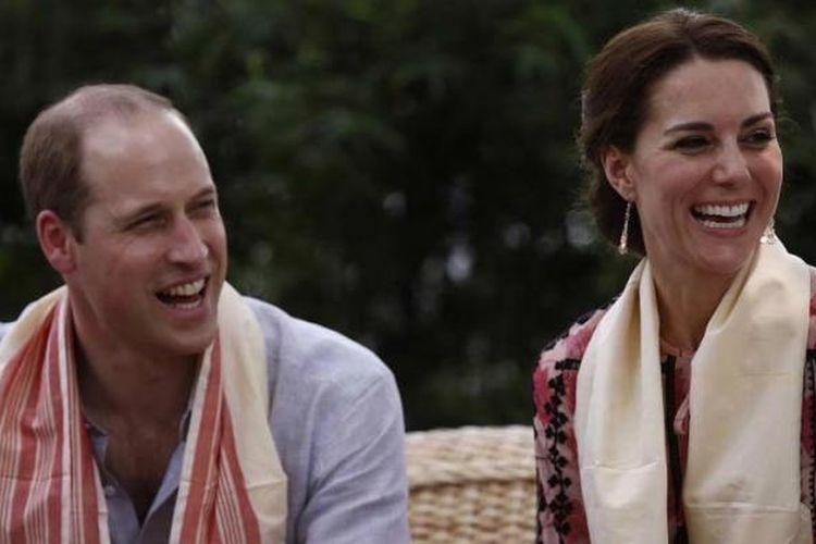 Pangeran William dan Kate Middleton, saat berbicara dengan para pengurus pusat rehabilitasi margasatwa dan konservasi di Panbari, hutan cagar alam di Kaziranga, India, 13 April 2016. Mereka tengah melakukan kunjungan dinas kerajaan Inggris di India selama 7 hari.