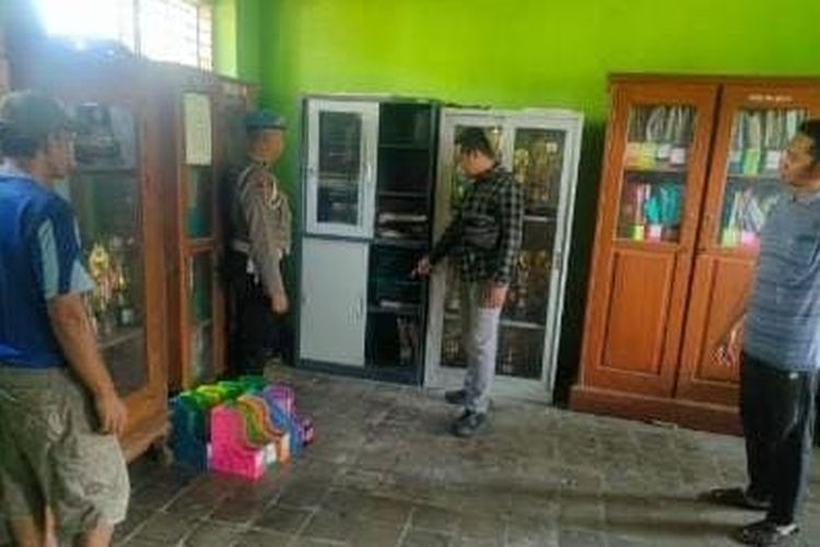 Polisi saat melakukan olah TKP di SDN Bendungrejo, Kecamatan Berbek, Kabupaten Nganjuk, Jawa Timur, belum lama ini