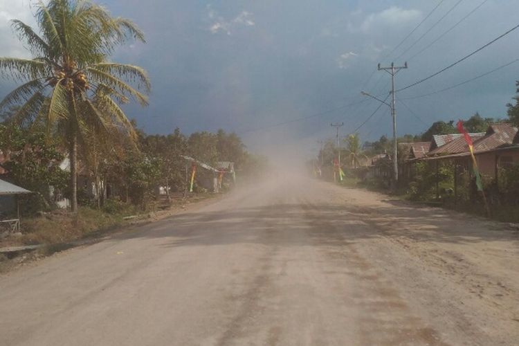 Jalan perbatasan menuju PLBN Terpadu Aruk, Kalimantan Barat.