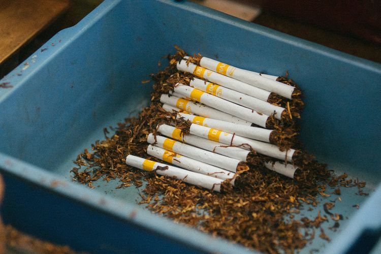 
Bea Cukai Jember memberikan NPPBKC untuk dua pengusaha rokok di Jember agar membantu jalannya usaha dan penyerpaan tenaga kerja di sekitar masyarakat.
 trash
