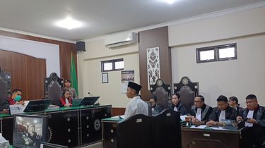 Sidang Pembunuhan Mahasiswi Unram, Terdakwa Didampingi 11 Pengacara Hotman 911