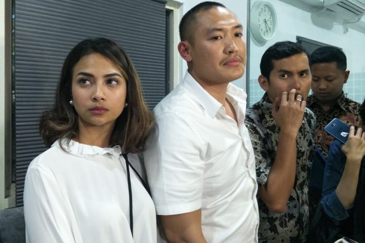 Vanessa Angel bersama tim kuasa hukumnya saat mengadakan jumpa pers terkait status tersangka dirinya di Apartemen Brawijaya, Jakarta Selatan, Rabu (16/1/2019).