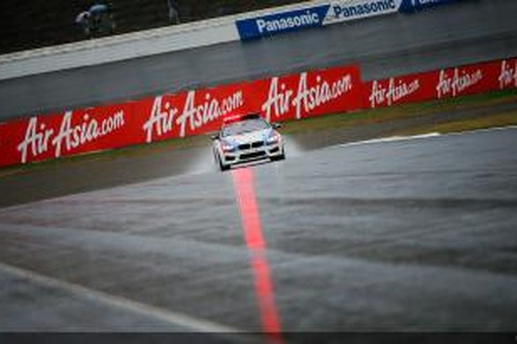 Safety Car melintasi Sirkuit Twin Ring Motegi yang basah terguyur hujan, jelang sesi latihan GP Jepang, Sabtu (26/10/2013).