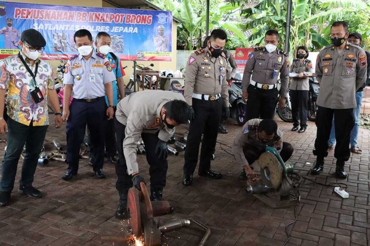 Kepolisian Resor Jepara, Jawa Tengah memusnahkan 156 knalpot brong hasil razia di jalan selama sepekan atau tujuh hari di halaman Mapolres Jepara, Rabu (19/01/2022). 
