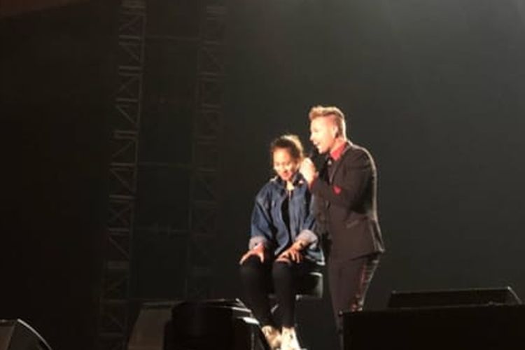 Pevita Pearce saat naik panggung Konser Westlife The Twenty Tour 2019 Live in Indonesia di ICE, BSD City, Tangerang, Rabu (7/8/2019).