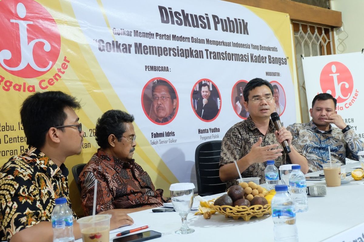 Jenggala Center menggelar diskusi publik bertema Golkar Mempersiapkan Transformasi Kader Bangsa di Jakarta, Selasa (19/11/2019). (kiri ke kanan) Aktivis Muda Jenggala Center M. Rosyid, politisi senior Partai Golkar Fahmi Idris, Direktur Eksekutif LSI Djayadi Hanan, Direktur Eksekutif Poltracking Hanta Yudha di kantor Jenggala Center.