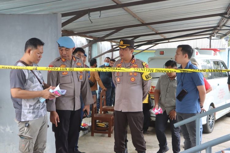 Satreskrim Polres Lampung Tengah melakukan olah TKP losmen dimana seorang anggota kepolisian ditemukan tewas, Sabtu (23/3/2024).