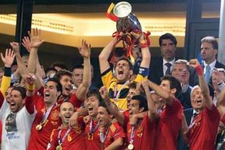Spanyol merayakan sukses mereka menjuarai Piala Eropa 2012. Dengan sepak bola tiki taka, mereka mendominasi kejuaraan internasional. Sebelumnya, Spanyol juga juara Piala Dunia 2010 dan Piala Eropa 2008.