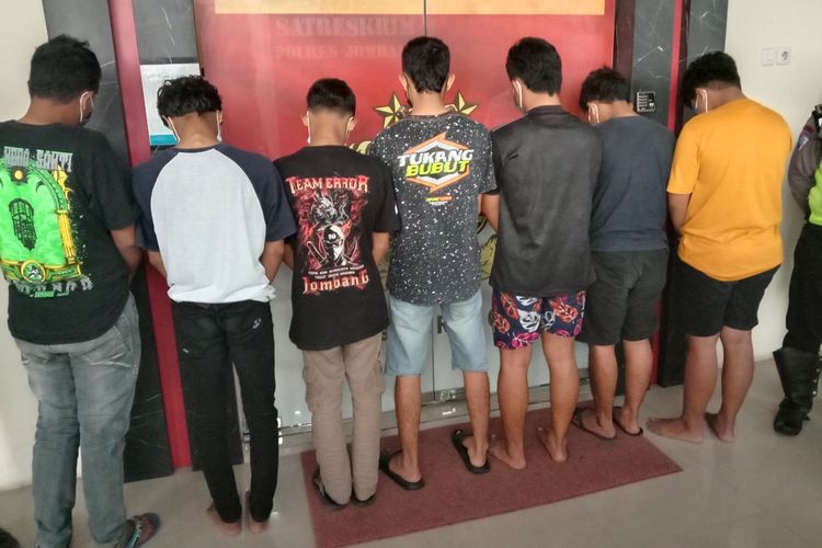 Tujuh remaja yang terlibat dalam konvoi dan memukul truk yang videonya viral, diamankan di Mapolres Jombang, Jawa Timur, Rabu (9/2/2022).