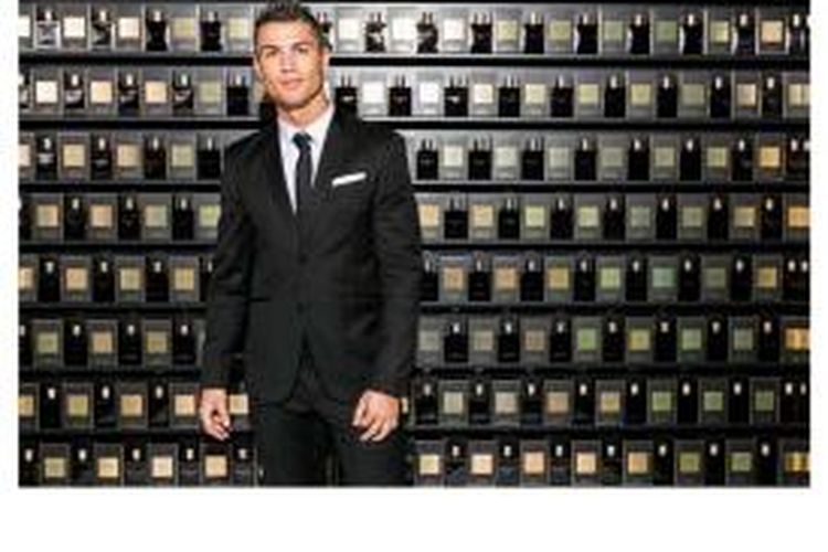 Cristiano Ronaldo berpose di depan deretan parfum barunya, Legacy, yang baru diluncurkan.