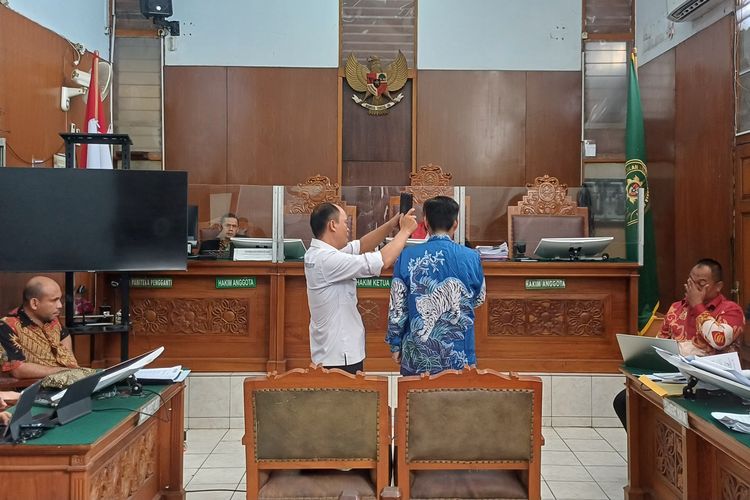 Pakar hukum pers dan kode etik jurnalistik bernama Wina Armada saat disumpah di ruang sidang Pengadilan Negeri Jakarta Selatan, Kamis (22/2/2024).