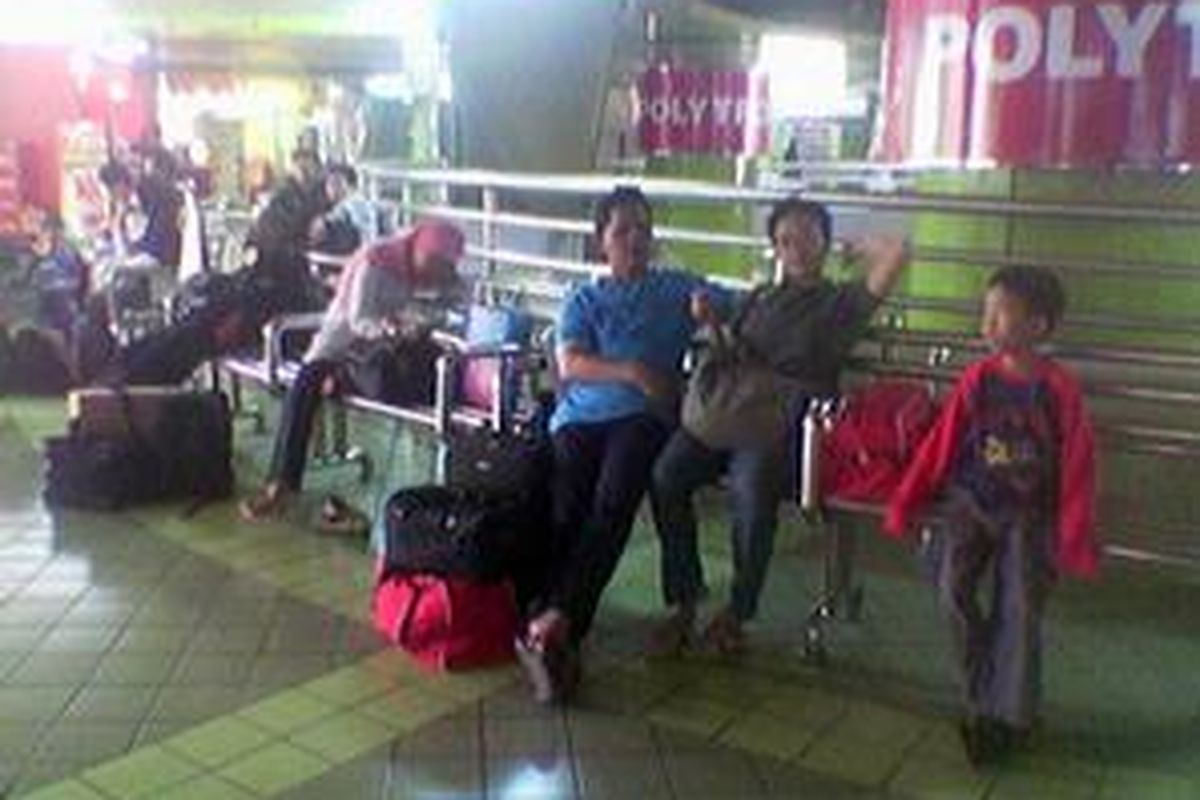 Para penumpang kereta api menunggu keberangkatan di Stasiun Gambir. Pada H-7 Lebaran, Rabu (24/9), belum terlihat lonjakan penumpang di stasiun ini.