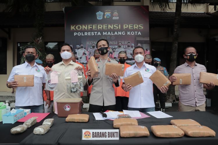Polresta Malang Kota melakukan konferensi pers ungkap kasus narkoba pada Rabu (9/3/2022). 