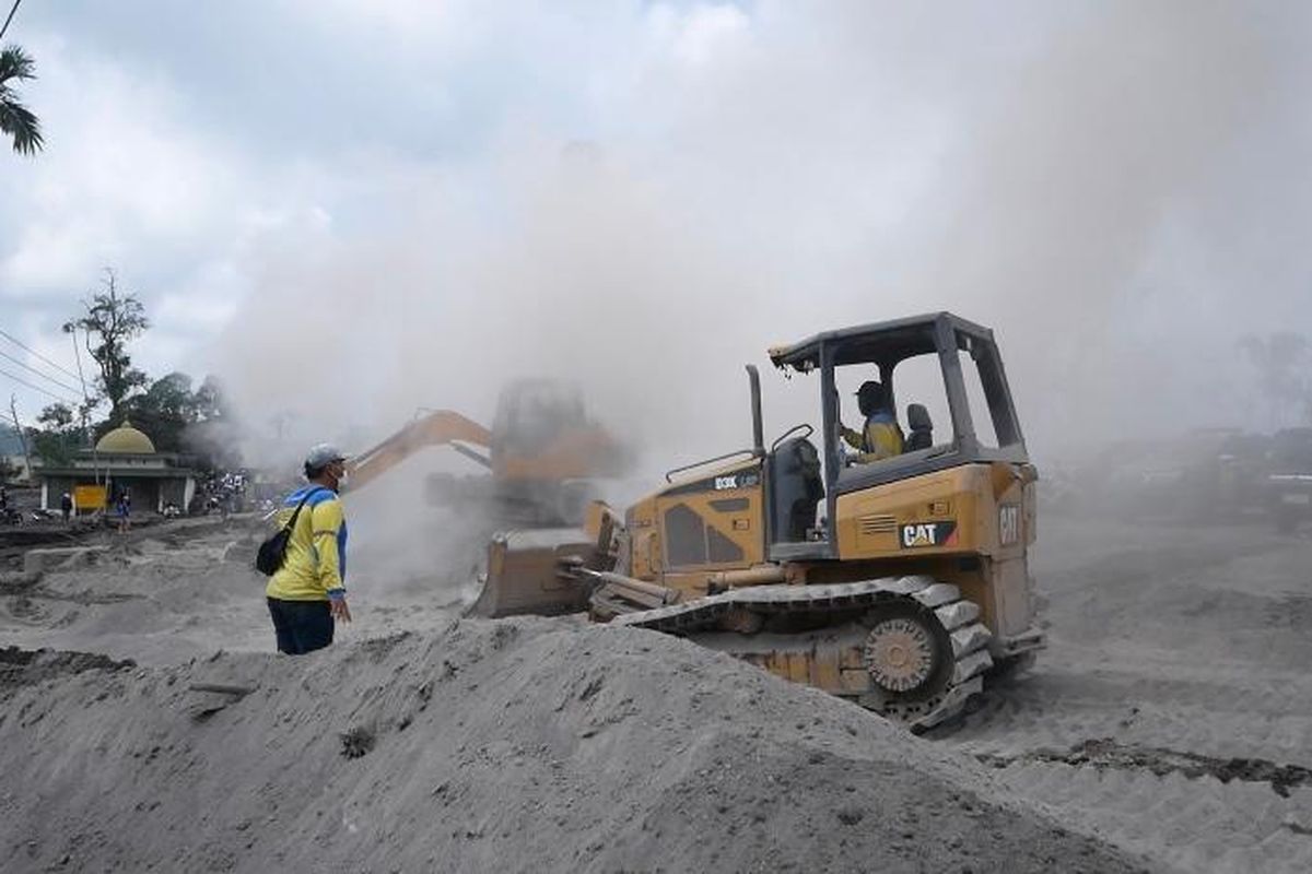 Proses pembersihan material vulkanik sisa erupsi Gunung Semeru di Dusun Kajar Kuning  Kamis, (8/12/2022)