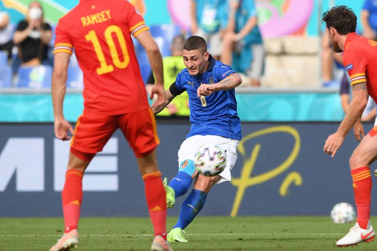 ROMA, ITALIA - 20 JUNI: Gelandang Italia, Marco Verratti, melepas tembakan dalam laga Grup A Euro 2020 kontra Wales di Stadion Olimpico pada 20 Juni 2021.