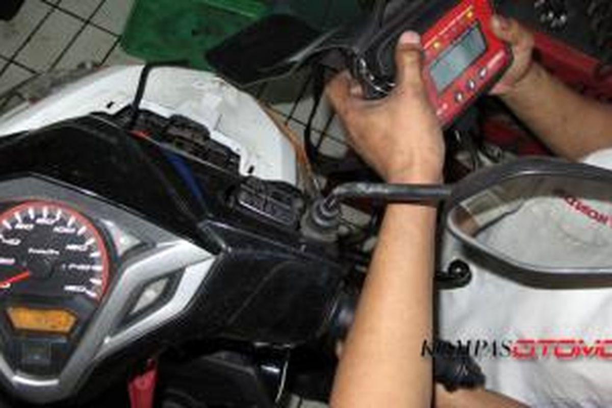 Pengecekan sepeda motor injeksi di bengkel AHASS.