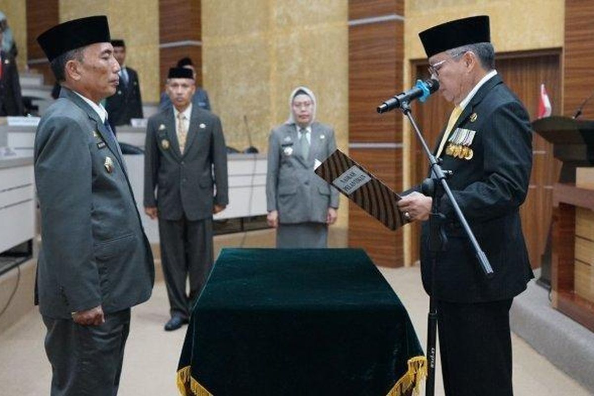 Taufan Pawe melantik dan mengambil sumpah Pj Sekda Parepare, Husni Syam di Ruang Pola Kantor Wali Kota Parepare, Kamis (10/8/2023). Husni Syam kini mengundurkan diri dari jabatan Sekda Parepare. 
