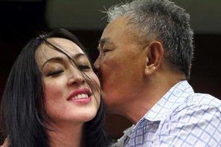 Terdakwa Angelina Sondakh (kiri) dicium ayahnya Lucky Sondakh (kanan) usai menjalani sidang vonis yang digelar di Pengadilan Tindak Pidana Korupsi, Jakarta, Kamis (10/1/2013). 