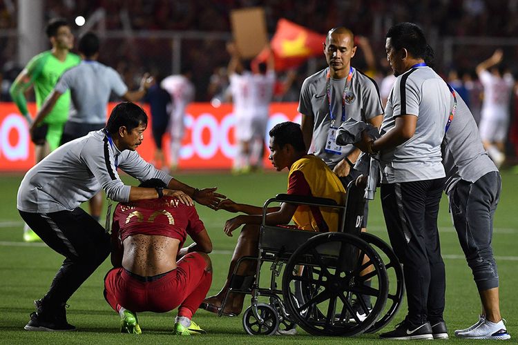 Pelatih Timnas U-22 Indonesia Indra Sjafri (kiri) menenangkan para pemainnya Osvaldo Haay (kedua kiri) dan Evan Dimas (ketiga kanan) seusai kalah dari Timnas Vietnam dalam final sepak bola putra SEA Games 2019 di Stadion Rizal Memorial, Manila, Filipina, Selasa (10/12/2019). Timnas U-22 Indonesia meraih medali perak setelah kalah 0-3 dari Vietnam.