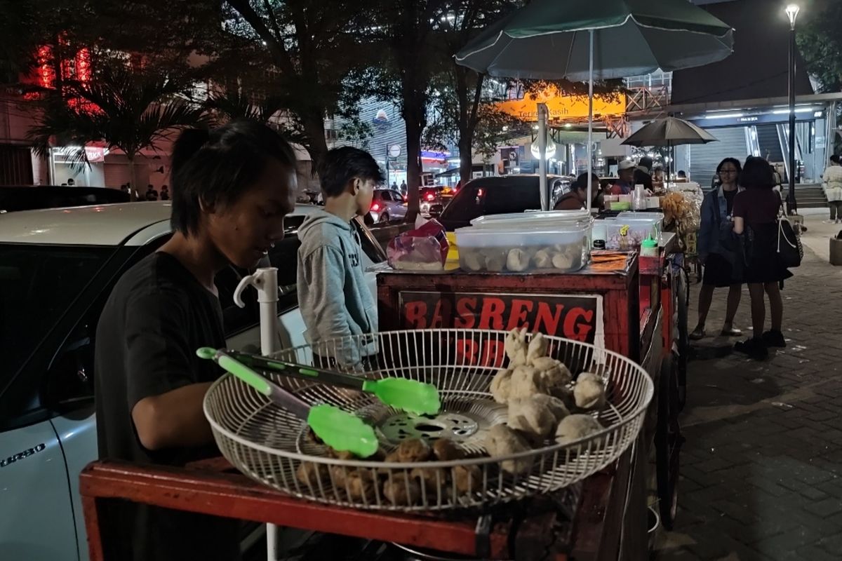 Ali Topan, pedagang jajanan bakso goreng yang turut mendapat keberkahan saat Ramadhan di Taman Literasi Martha Christina Tiahahu, Kebayoran Baru, Jakarta Selatan. 