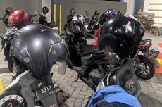 Ketahui Berbagai Efek Buruk Sering Gantung Helm di Spion Motor