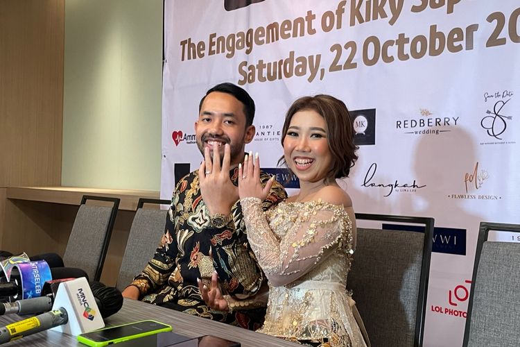 Kiky Saputri resmi bertunangan dengan kekasihnya, M Khairi, di salah satu hotel kawasan Fatmawati, Jakarta Selatan, Sabtu (22/10/2022). 