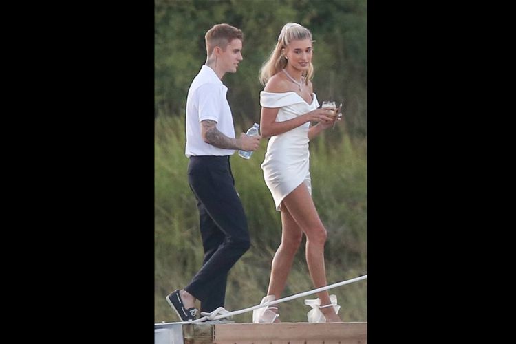 Justin Bieber dan Hailey Baldwin saat mengadakan makan malam intim jelang resepsi pernikahan mereka, Minggu (29/9/2019).