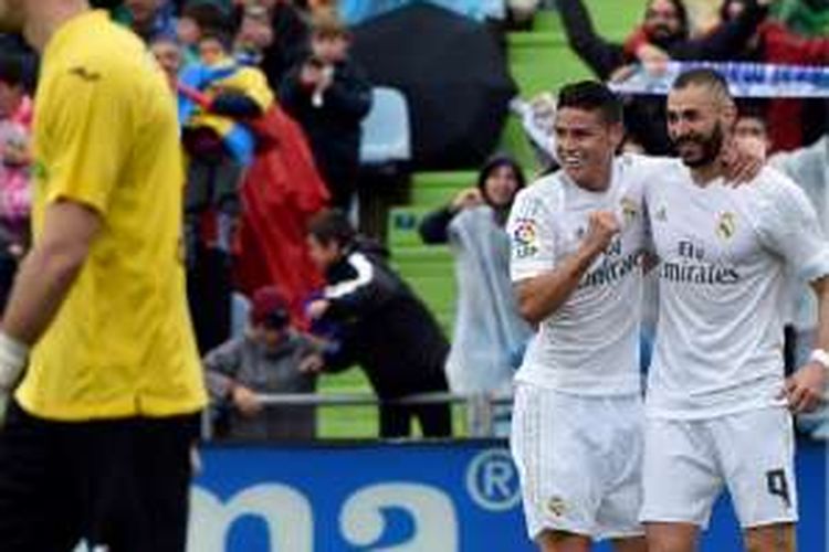 James Rodriguez selamati Karim Benzema seusai membawa Real Madrid unggul atas Getafe di Stadion Santiago Bernabeu, Sabtu (16/4/2016). 