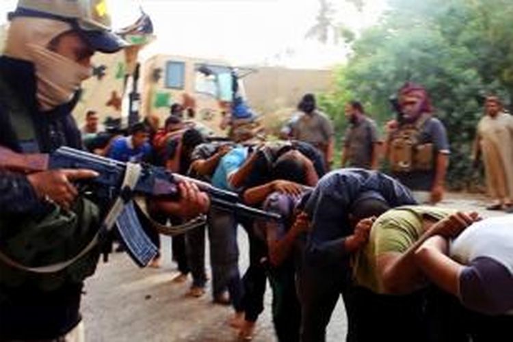 Sebuah foto yang diunggah pada 14 Juni 2014 di situs jihad Welayat Salahuddin diduga menunjukkan anggota militan Negara Islam Irak dan Levant (ISIL) menangkap puluhan anggota pasukan keamanan Irak sebelum mengangkut mereka lalu dieksekusi di lokasi yang tidak diketahui di Provinsi Salaheddin.