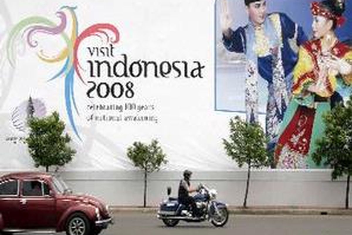 Sebuah baliho raksasa bertema Visit Indonesia Year 2008 terpampang di Bundaran Hotel Indonesia, Selasa (1/1). Pemerintah mencanangkan tahun Kunjungan Wisata 2008 dengan target tujuh juta orang wisatawan manca negara dan dipromosikan dengan tema Celebrating 100 year National Awakening.