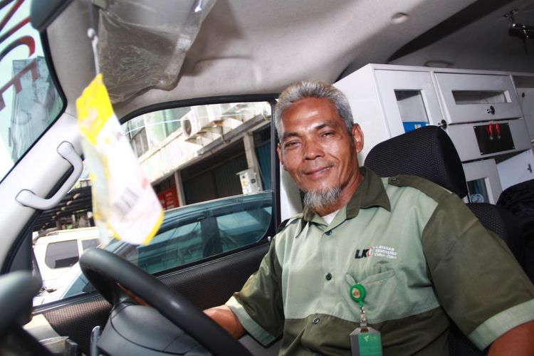 Nur Rohim, driver ambulance kawakan yang terus melayani dhuafa menggapai sehat.