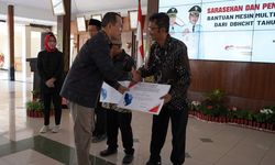 Tingkatkan Produksi Tembakau, Jekek Serahkan Bantuan Mesin Multi Komoditas kepada 16 Poktan