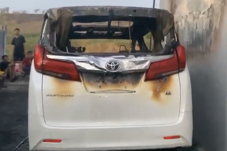 Mobil Toyota Alphard milik Via Vallen yang Terbakar