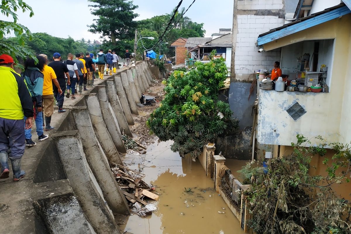 Rombongan wartawan beserta pejabat Pemerintah Kota Bekasi memeriksa perumahan warga yang berada di sekitar tanggul Kali Bekasi dengan berjalan kaki di atas tanggul, Senin (6/1/2020).