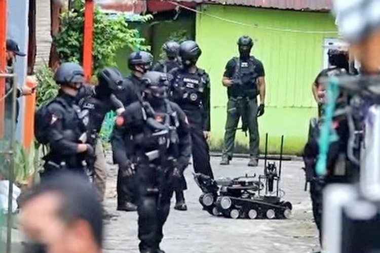 Polisi di rumah terduga pelaku bom bunuh diri Gereja Katedral Makassar, Sulawesi Selatan, Senin (29/3/2021).