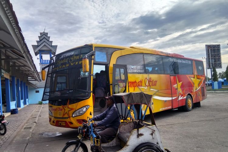 Bus Simpati Star dengan jaring melindungi kaca parkir di Terminal Bus Lhokseumawe, Rabu (14/6/2017)