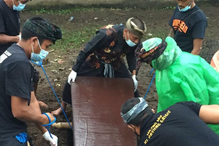 Proses pemulasaran jenazah Covid-19 di Desa Adat Tengkulak Kaja, Desa Kemenuh, Kecamatan Sukawati, Kabupaten Gianyar yang sempat tertukar.