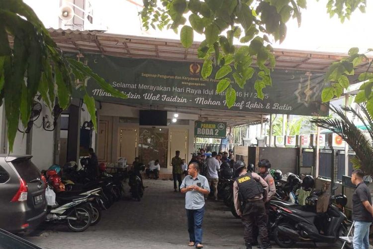 Kantor KONI Jatim digeledah tim KPK, Selasa (15/4/2025).